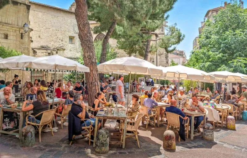 Terrasses de restaurants animées dans le centre historique de Montpellier,