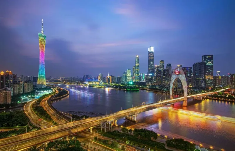 Tour de Canton illuminée et skyline de Guangzhou le long de la rivière des Perles, en Chine