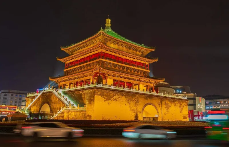 Tour de la Cloche de Xi'an illuminée de nuit, monument historique emblématique de la Route de la Soie en Chine