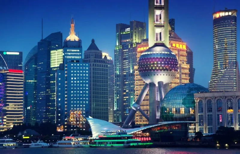Tour de la Perle de l'Orient et gratte-ciel du quartier de Pudong à Shanghai, en Chine
