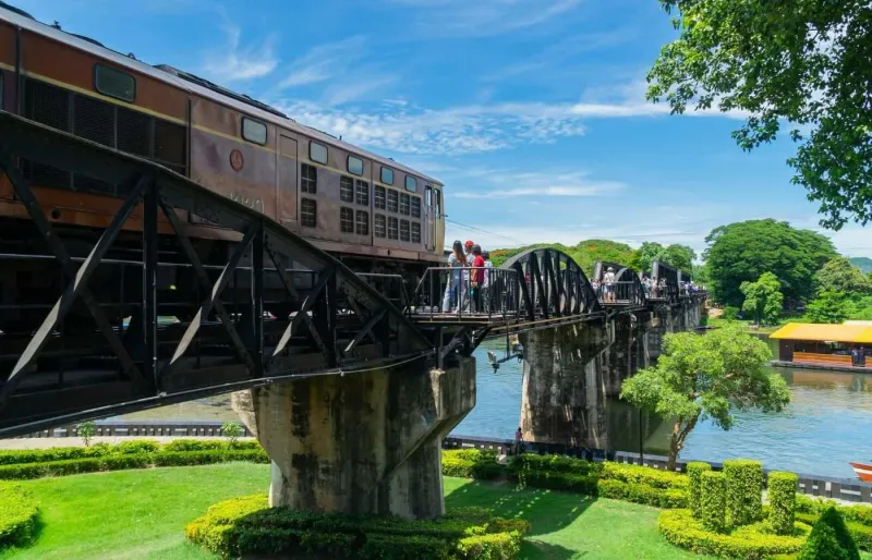 Train franchissant le pont de la rivière Kwaï sur le chemin de fer de la Mort à Kanchanaburi, en Thaïlande.
