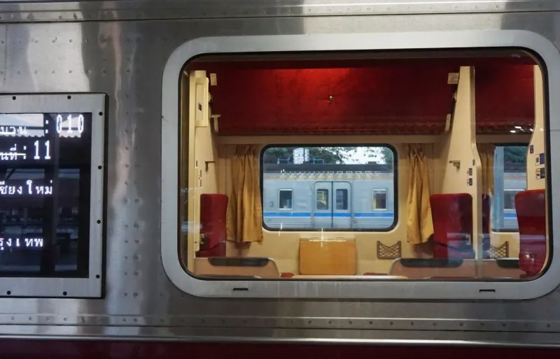 Intérieur d'une voiture du train de nuit entre Bangkok et Chiang Mai, en Thaïlande.