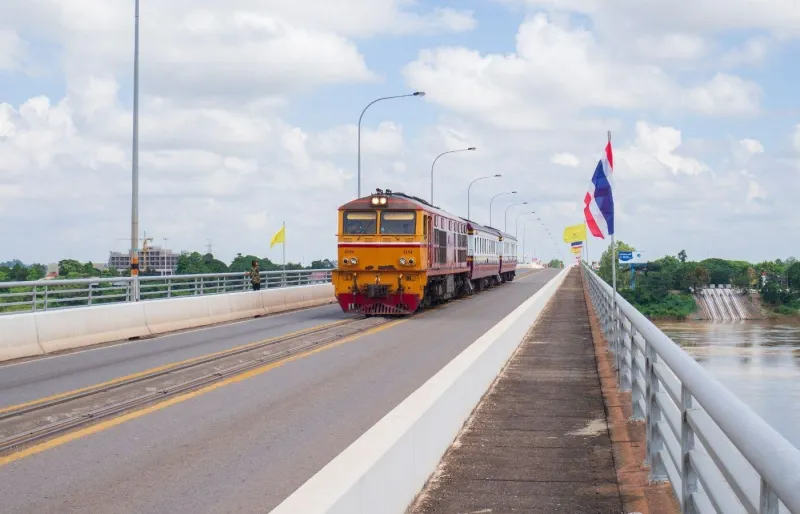 Train reliant la Thaïlande au Laos sur le pont de l'Amitié entre Nong Khai et Thanaleng.