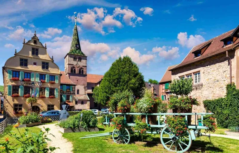 Place du village de Turckheim avec l'église Sainte-Anne en Alsace