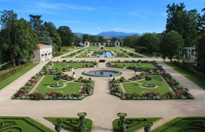 rdins à la française de la Villa Arnaga à Cambo-les-Bains, ancienne demeure d'Edmond Rostand