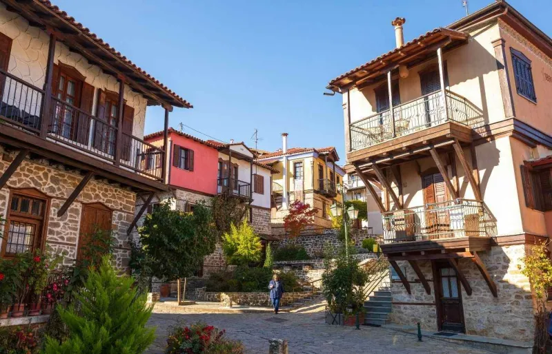 Maisons traditionnelles et ruelles pavées du village d'Arnaia, en Chalcidique