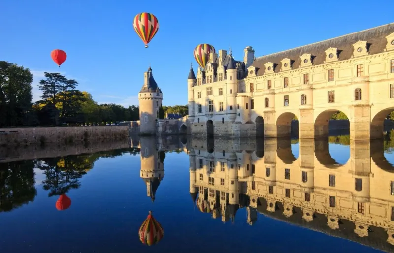 Montgolfières au-dessus du château de Chenonceau dans la vallée de la Loire