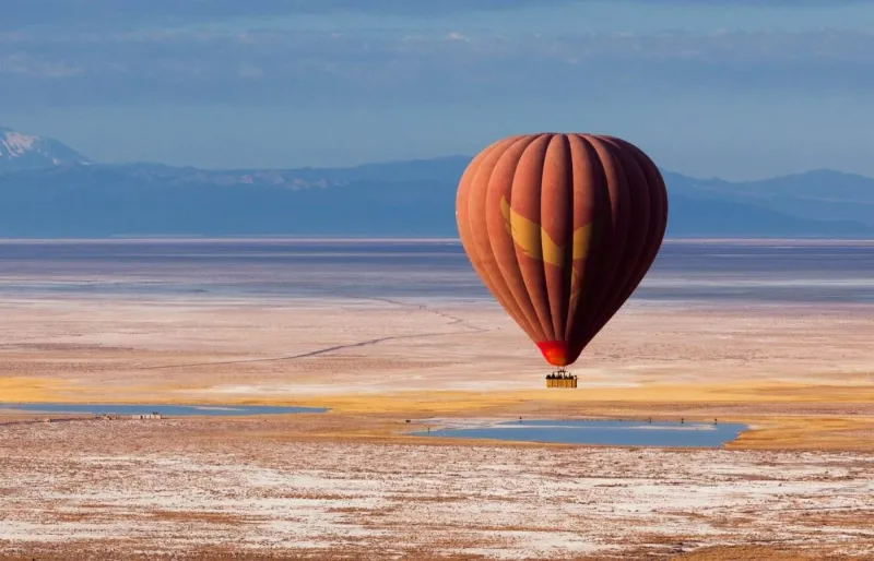 Montgolfière au-dessus d'un salar dans le désert d'Atacama près de San Pedro de Atacama au Chili