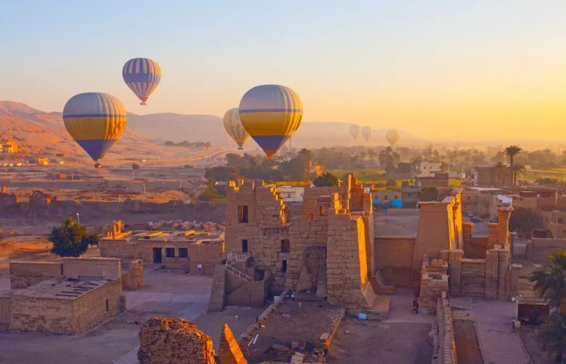 Montgolfière survolant le temple de Ramsès III à Medinet Habou près de Louxor en Égypte