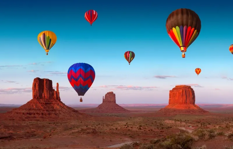 Montgolfières au-dessus des mesas de Monument Valley dans l'Ouest américain