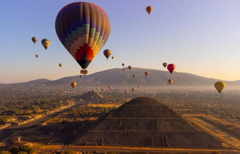 Montgolfières au lever du soleil au-dessus des pyramides de Teotihuacán au Mexique