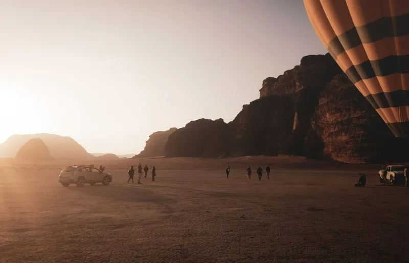 Lever de soleil sur le désert du Wadi Rum en Jordanie avant un vol en montgolfière