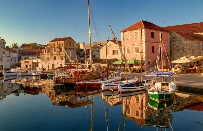 Lever de soleil à Vrboska, un village de pêcheurs sur la côte nord de l'île de Hvar, en Croatie.