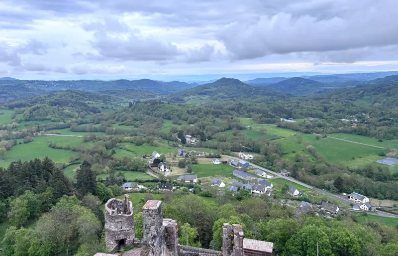 Vue panoramique depuis le château de Murol sur la vallée et le massif du Sancy dans le Puy-de-Dôme