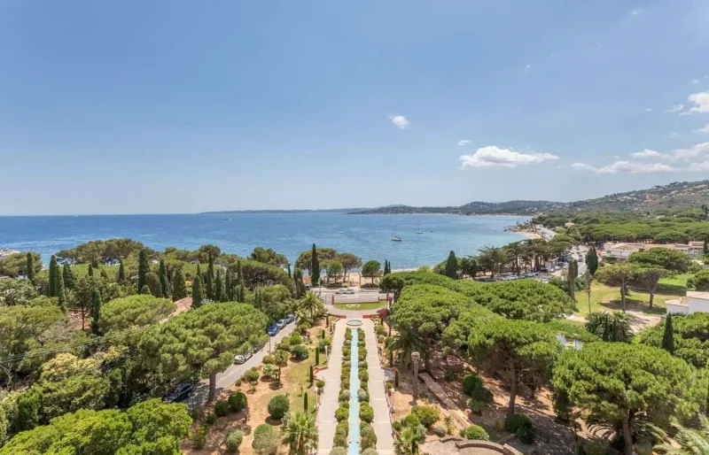 Vue sur le golfe de Saint-Tropez depuis le village club Miléade Val d'Esquières aux Issambres, sur la Côte d'Azur