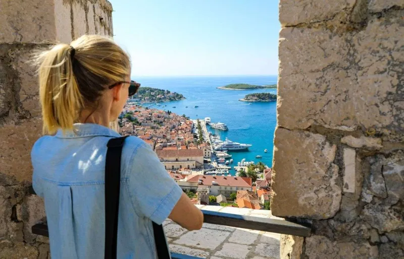 Vue sur le port de Hvar depuis la forteresse espagnole, en Croatie.
