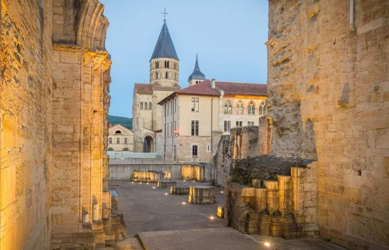 Vestiges de l’abbaye de Cluny et clocher de l’ancienne abbatiale en Bourgogne