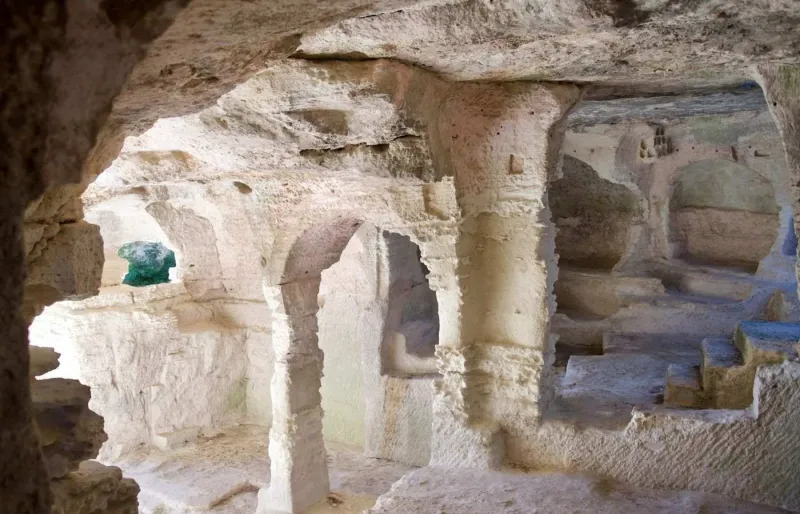 Intérieur de l’abbaye troglodyte de Saint-Roman creusée dans la roche à Beaucaire