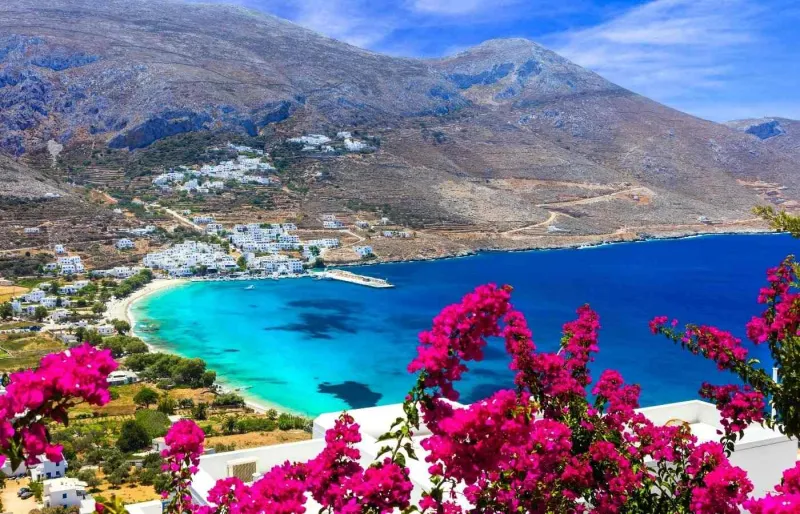 Aegiali, station balnéaire d’Amorgos, avec sa plage et sa baie aux eaux bleues