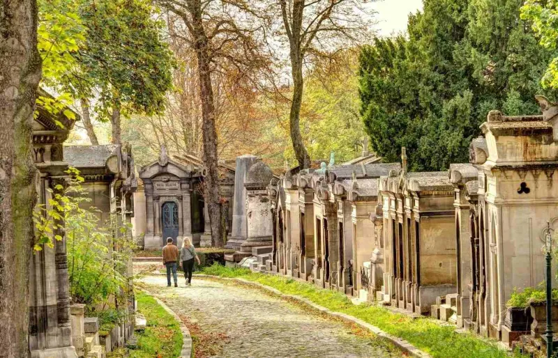 Allée bordée de tombeaux et de chapelles au cimetière du Père-Lachaise à Paris