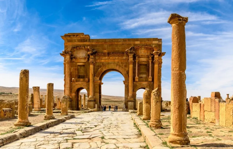 Arc de triomphe de Timgad, site archéologique romain classé au patrimoine mondial de l'UNESCO en Algérie