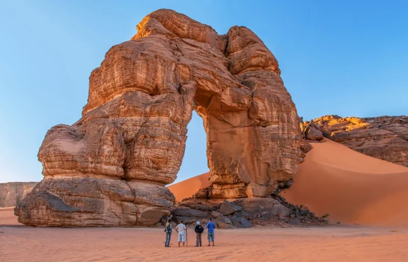Arche rocheuse du Tassili n'Ajjer dans le Sahara algérien, à découvrir entre octobre et avril lors d'un voyage en Algérie