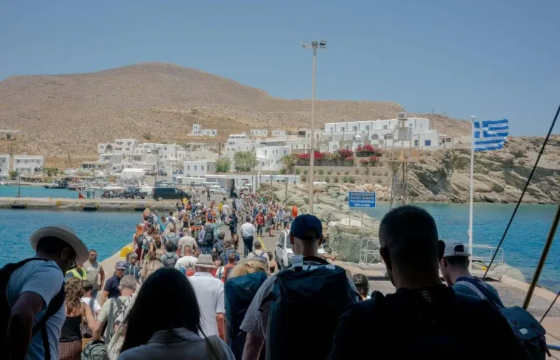 Passagers débarquant d’un ferry au port de Folégandros dans les Cyclades