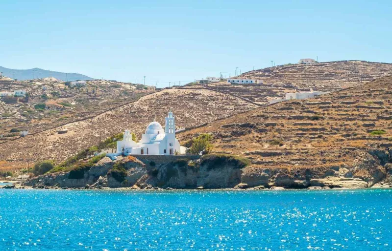 Côte de Sikinos et mer Égée à l’arrivée en ferry dans les Cyclades