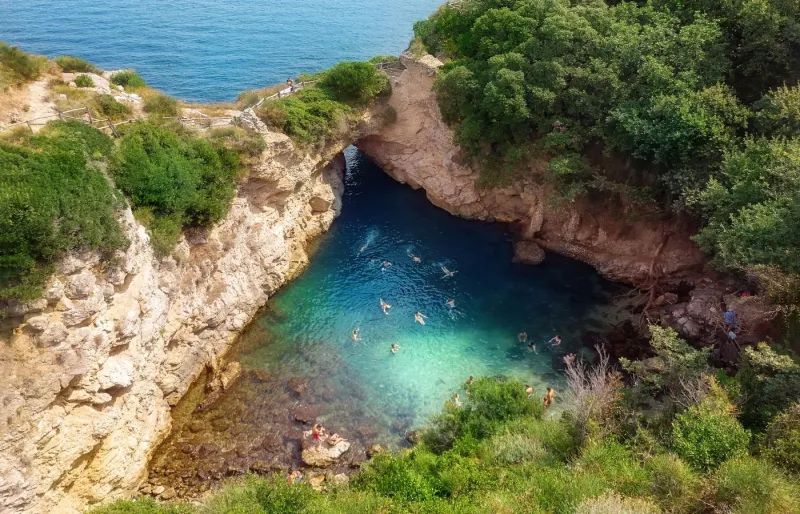 Bagni Regina Giovanna à Sorrente, piscine naturelle aux eaux turquoise entourée de falaises