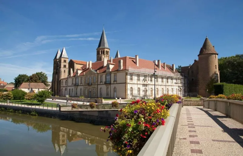 Basilique du Sacré-Cœur de Paray-le-Monial au bord de la Bourbince en Bourgogne