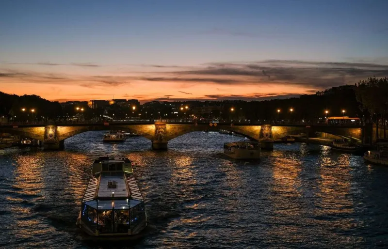 Bateaux de croisière sur la Seine à Paris au coucher du soleil