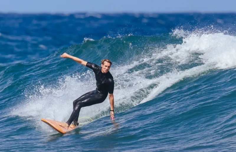 Surfeur sur une vague à Bells Beach, spot de surf emblématique de la Great Ocean Road dans l'État de Victoria en Australie