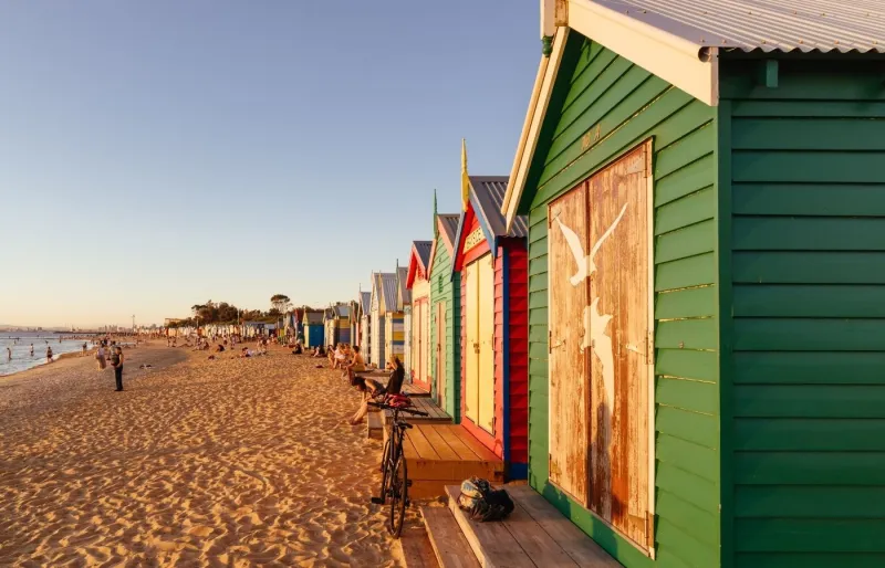 Cabines de bain colorées de Brighton Beach à Melbourne, plage emblématique du Victoria en Australie