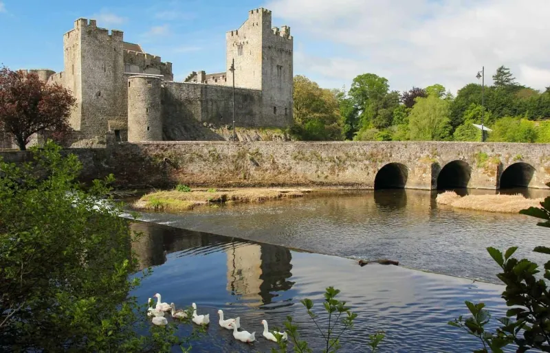 Cahir Castle et son pont de pierre au bord de la rivière Suir, dans le comté de Tipperary en Irlande