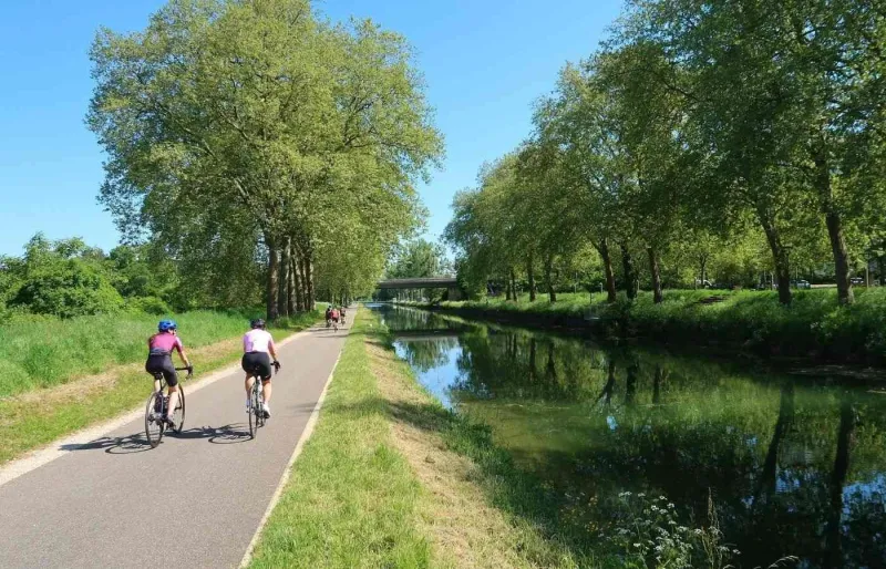 Cyclistes sur la voie verte longeant le canal de Bourgogne