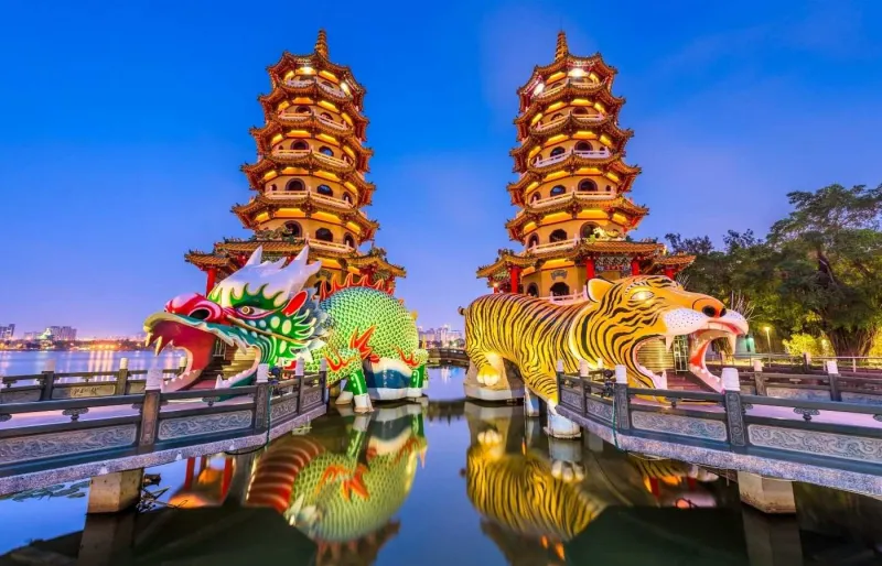 Pagodes du Dragon et du Tigre à Kaohsiung, à Taïwan