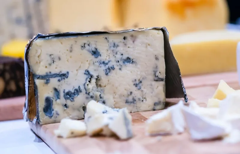 Gros plan sur une meule de Cashel Blue, fromage bleu fermier produit dans le comté de Tipperary en Irlande