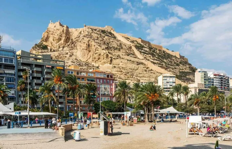 Castillo de Santa Bárbara sur le mont Benacantil à Alicante