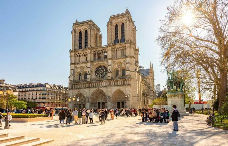 Façade de la cathédrale Notre-Dame de Paris vue depuis le parvis