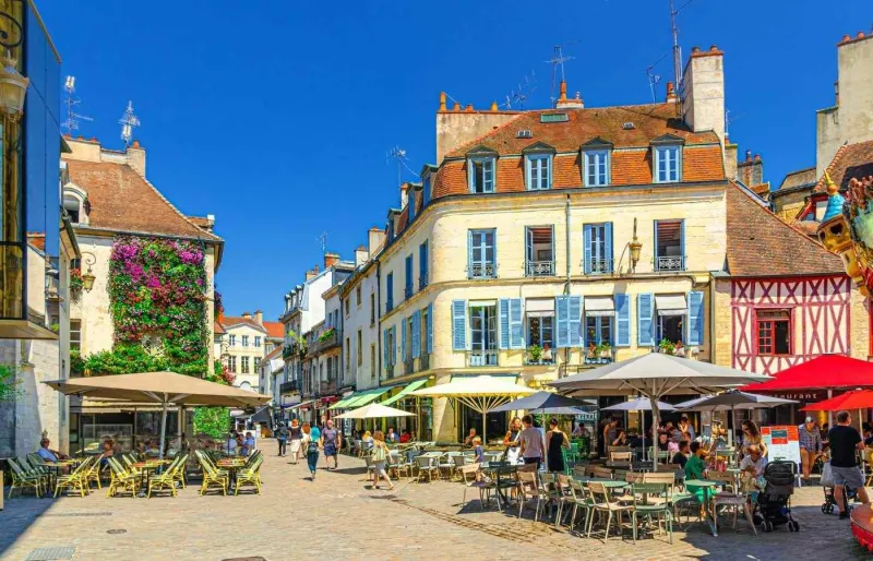 Place animée et maisons anciennes dans le centre historique de Dijon en Bourgogne