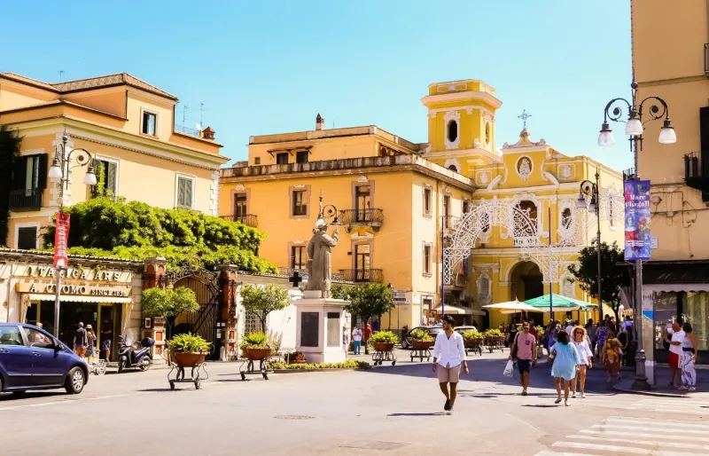 Centre-ville de Sorrente près de la Piazza Tasso, avec ses rues animées et son architecture italienne