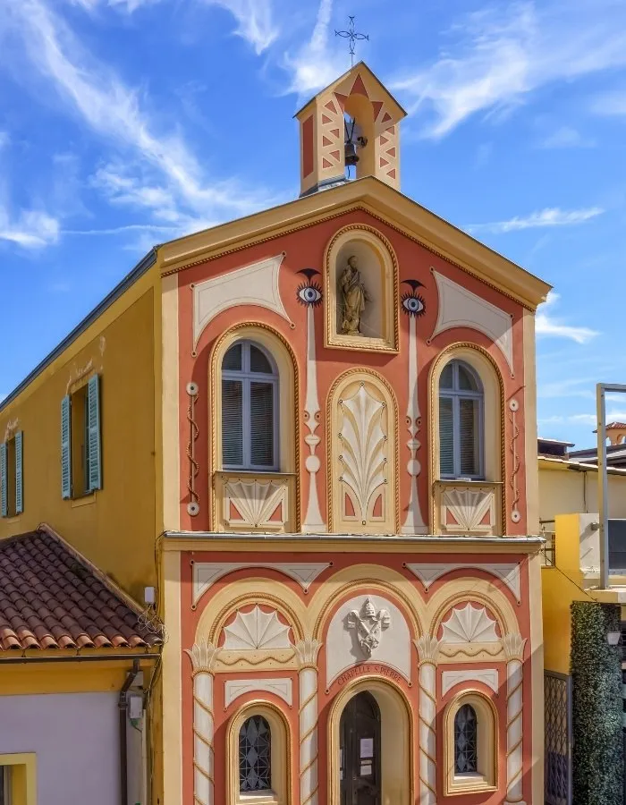 Façade de la chapelle Saint-Pierre décorée par Jean Cocteau à Villefranche-sur-Mer