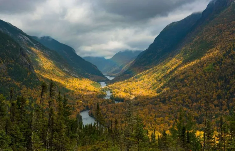 allée montagneuse de Charlevoix aux couleurs de l’automne