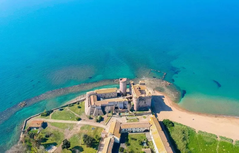 Vue aérienne du château de Santa Severa et de sa plage au bord de la mer Tyrrhénienne