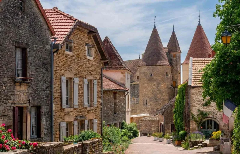 Maisons en pierre et château médiéval de Châteauneuf-en-Auxois en Bourgogne