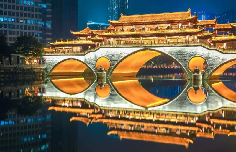 Pont Anshun illuminé de nuit à Chengdu dans le Sichuan en Chine