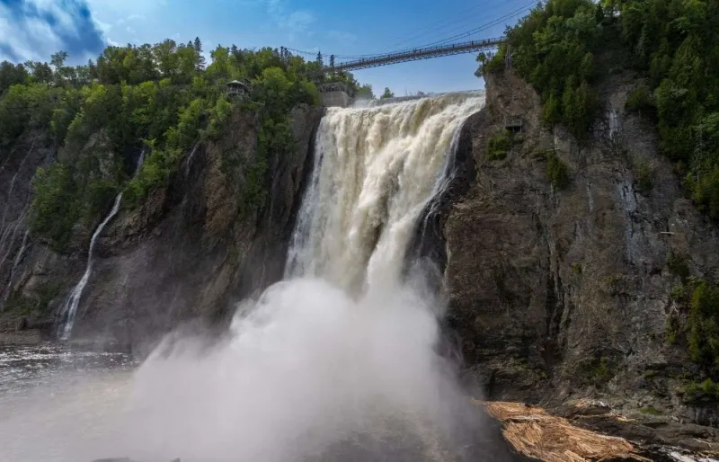 Chute Montmorency et son pont suspendu près de Québec