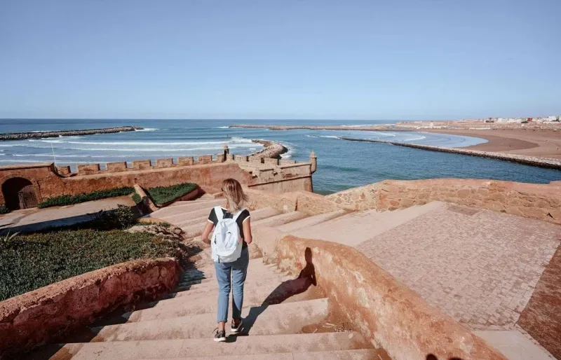 Vue sur l’océan Atlantique par une journée ensoleillée à Rabat