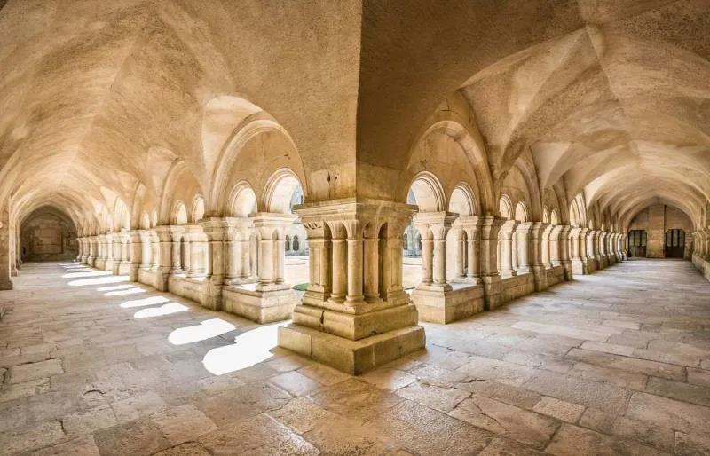 Cloître de l’abbaye de Fontenay et ses galeries voûtées en Bourgogne