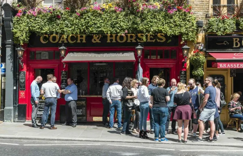 Clients devant le pub Coach & Horses à Londres
